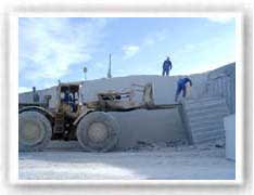 Obreros, trabajando en los bloques ya extraidos