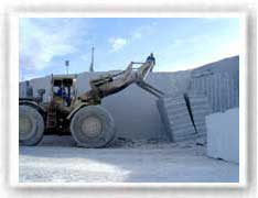 Obreros, trabajando en los bloques ya extraidos
