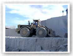 Obreros, trabajando en los bloques ya extraidos
