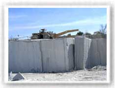 Una maquinaria potente para poder mover los grande bloques de granito