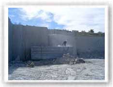 Obrero trabajando el bloque de granito