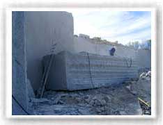 Obrero trabajando el bloque de granito