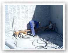 Preparando el hilo de diamante para realizar el corte en el bloque de granito