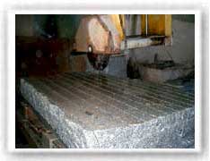 Disco de diamante cortando el bloque de granito