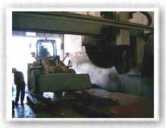Transportando el bloque de granito para su corte