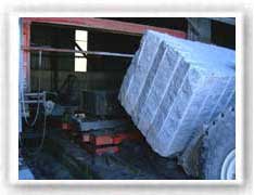 Transportando un bloque de granito para su corte en piezas
