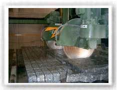 Disco de diamante cortando el bloque de granito