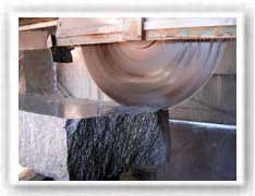Disco de diamante cortando el bloque de granito