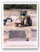 Transportando los grandes bloques de granito para su transformacion en las diferente piezas que fabrica GRADESA S.C.L.