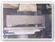Transportando los grandes bloques de granito para su transformacion en las diferente piezas que fabrica GRADESA S.C.L.